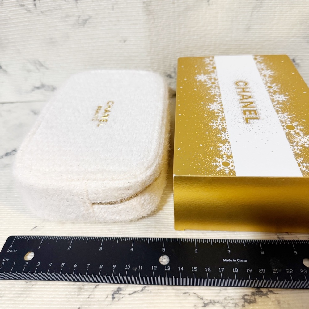 Chanel Beauty White Tweed Pouch with Gold CC Snowflake Zipper - Picture 9 of 10